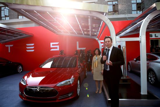 特斯拉创始人Elon Musk在汉能光伏充电站系统前发表讲话（图片来源：新浪财经）